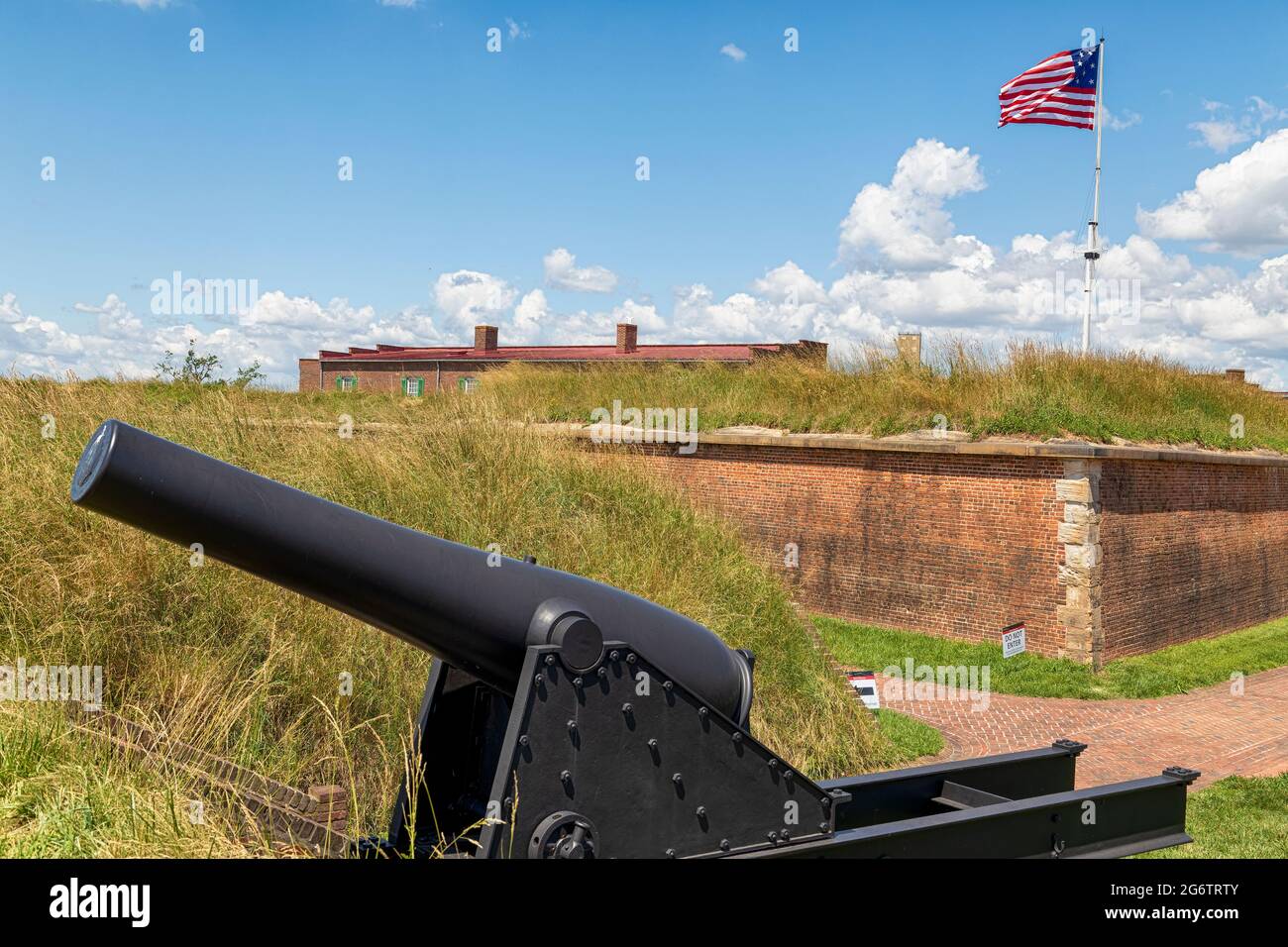 Kanone aus der Zeit des Bürgerkriegs in Fort McHenry. Die Festung war maßgeblich am Schutz von Baltimore und der Annäherung an Washington, D.C., beteiligt Stockfoto