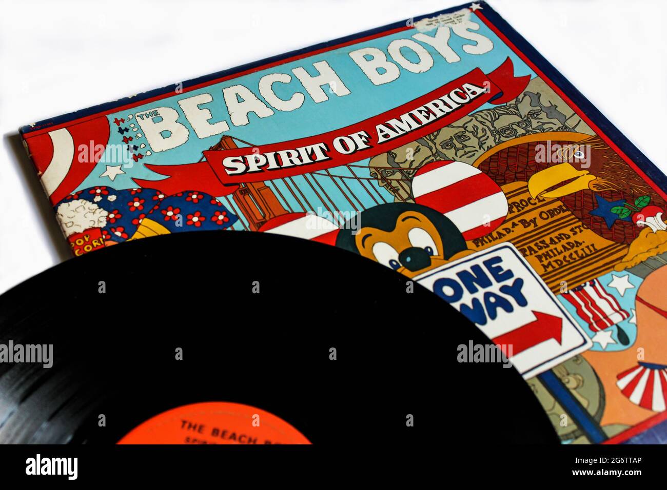 Klassische Rockband, das Beach Boys-Musikalbum auf Vinyl-LP-Schallplatte. Titelbild des Albums Spirit of America Stockfoto
