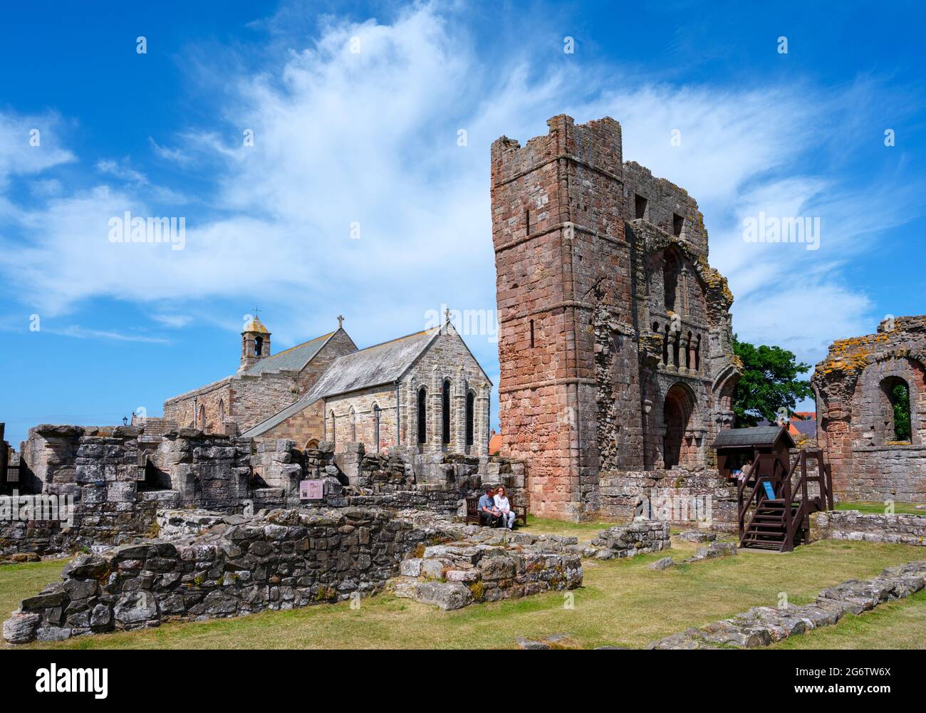Die Ruinen des mittelalterlichen Priorats von Lindisfarne mit der Kirche der Heiligen Maria im Hintergrund, Holy Island, Northumberland, England, Großbritannien Stockfoto
