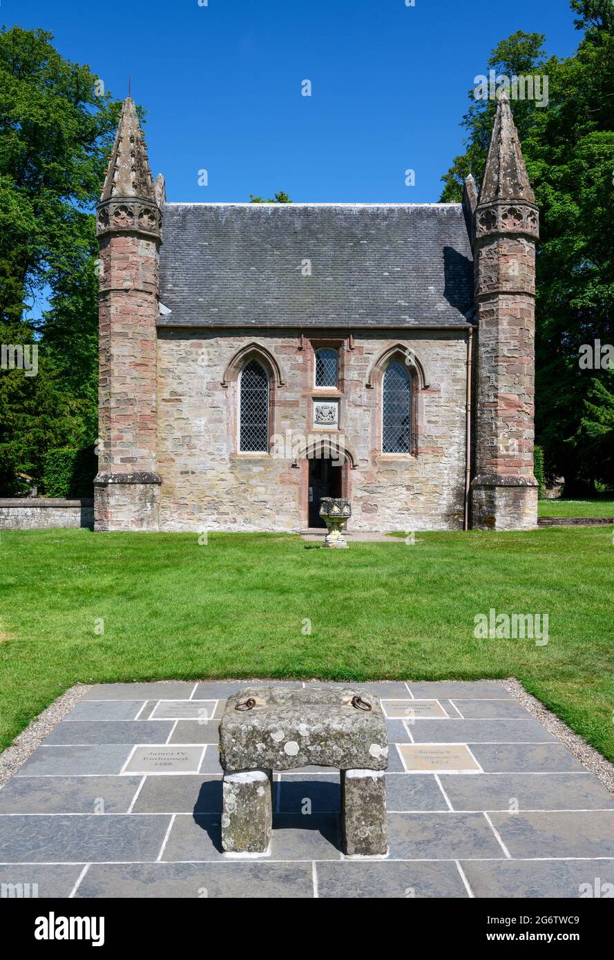 Die Kapelle auf Moot Hill mit einer Nachbildung des Steins von Scone vor dem Gebäude, Scone Palace, Perth, Schottland, Großbritannien Stockfoto