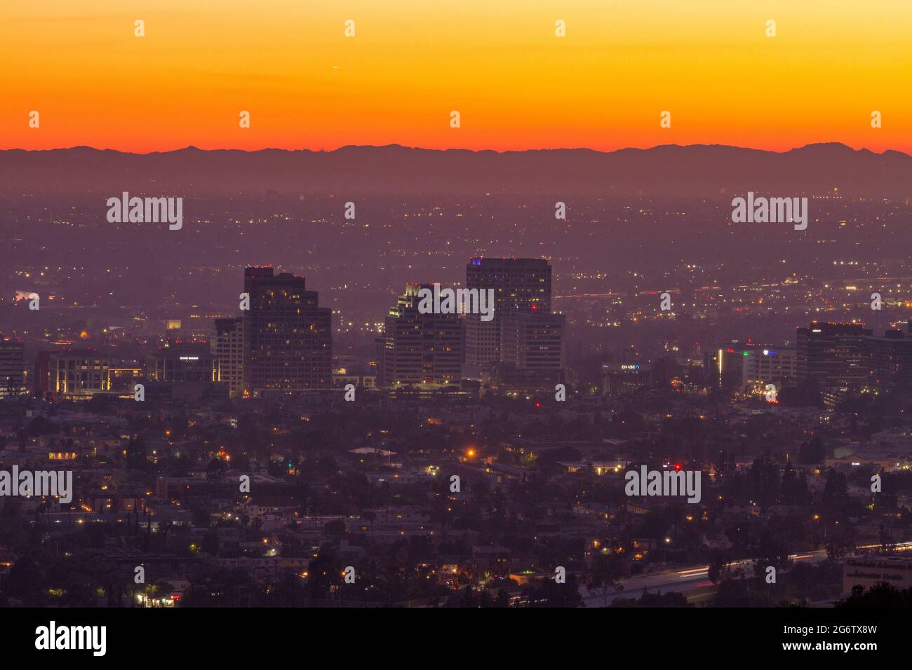 Sonnenuntergang über Glendale CA. In der Ferne ist ein Feuerwerk zu sehen. Stockfoto