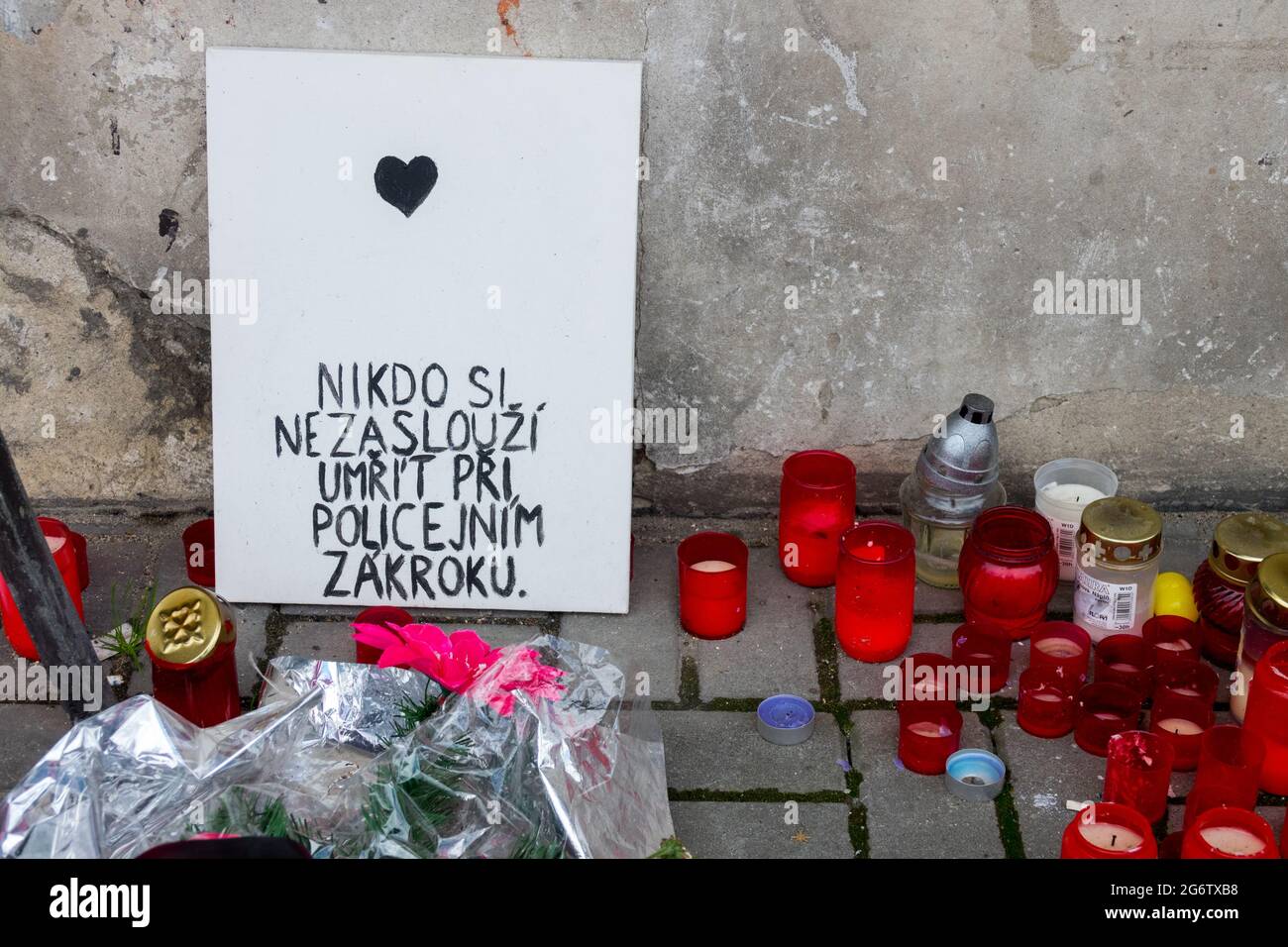 Ein Ort der Ehrfurcht vor dem Mann, der nach der Polizeiintervention Teplice Tschechische Republik starb, verdient niemand, nach einer Polizeiintervention zu sterben Stockfoto