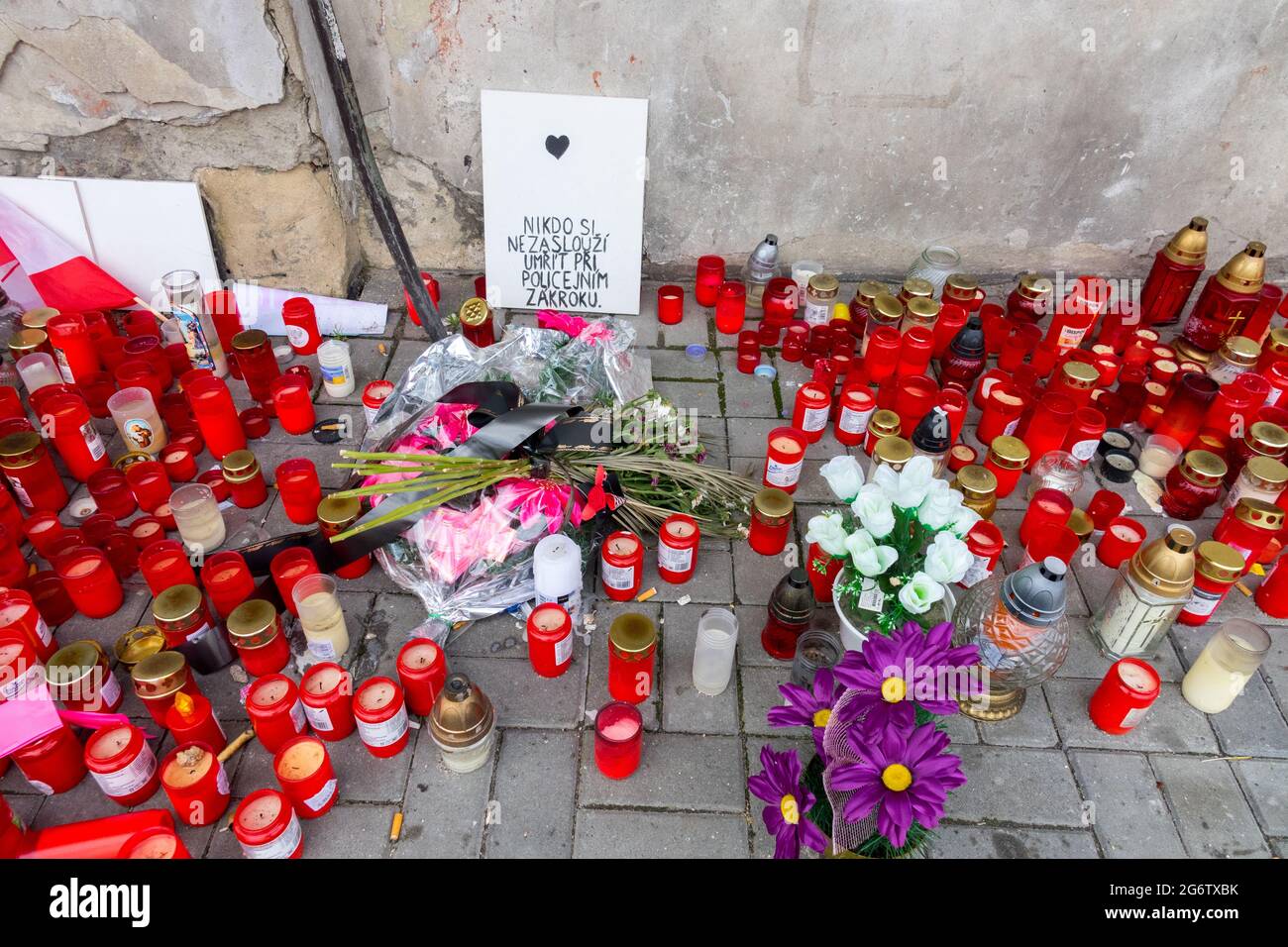 Ein Ort der Ehrfurcht vor dem Mann, der nach der Polizeiintervention Teplice Tschechische Republik starb Stockfoto