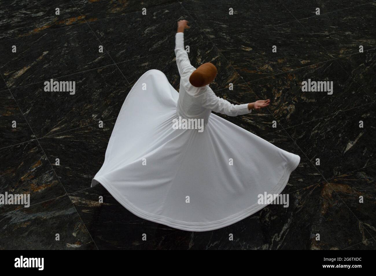 Das Bild des wirbelnden Derwisch auf einem isolierten oder gemusterten Hintergrund wirbelt Derwisch um zu beten Stockfoto