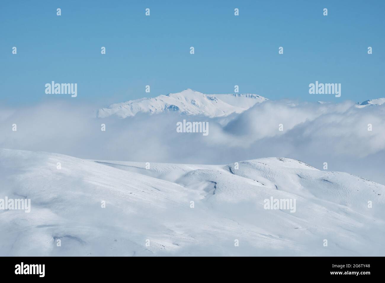 Winter verschneite und wolkige Berglandschaft Stockfoto
