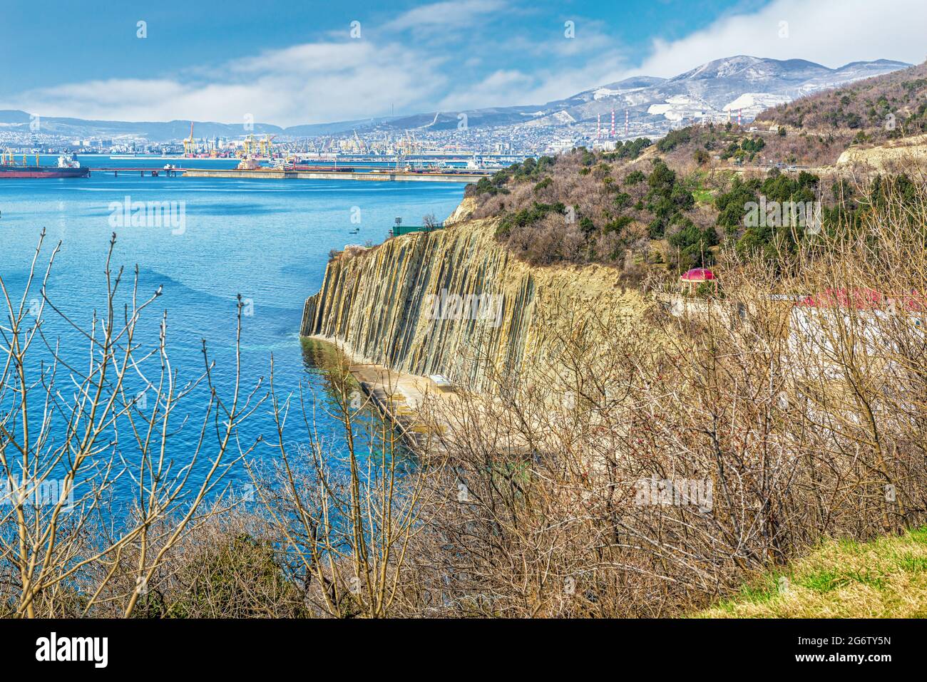 Meereslandschaft mit Blick auf die Tsemesskaya Bucht in der Stadt Noworossijsk Stockfoto