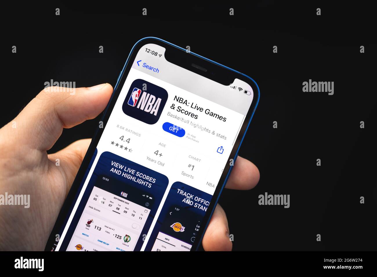Kharkov, Ukraine - 4. Juni 2021: NBA Live Games and Scores App, Mann halten Handy mit Anwendung auf dem Bildschirm Stockfoto