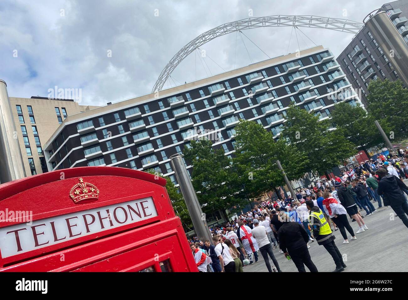 Fans, Fußballfans versammeln sich Stunden vor Spielbeginn und kommen in Stimmung. Halbfinale, Spiel M50, England (eng) - Dänemark (DEN) 2-1 NV am 07.07.2021 in London/Wembley Stadium. Football EM 2020 von 06/11/2021 bis 07/11/2021. Stockfoto