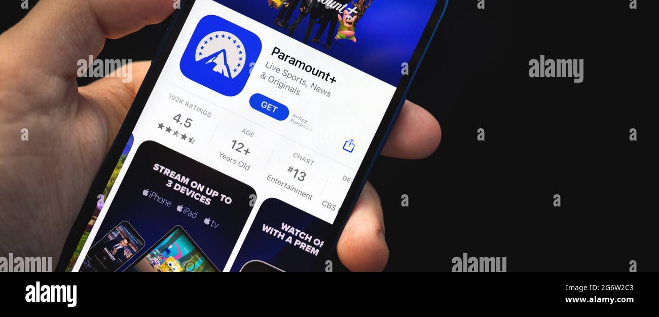 Charkow, Ukraine - 4. Juni 2021: Paramount Plus App, Mann halten Handy mit Anwendung auf dem Bildschirm Stockfoto