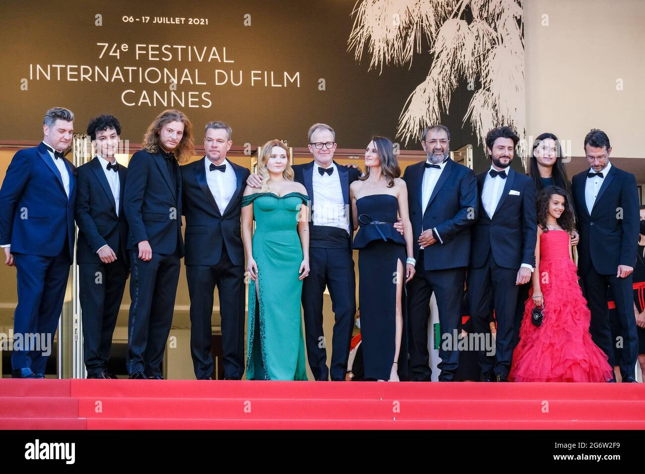 Palais des Festivals, Cannes, Frankreich. Juli 2021. Werfen Sie Posen auf den Roten Teppich für Stillwater. Idir Azougli, Matt Damon, Abigail Breslin, Regisseur Tom McCarthy, Camille Cottin, Moussa Maaskri, Gregory Di Meglio und Lilou Siauvaud. Bild nach Kredit: Julie Edwards/Alamy Live News Stockfoto