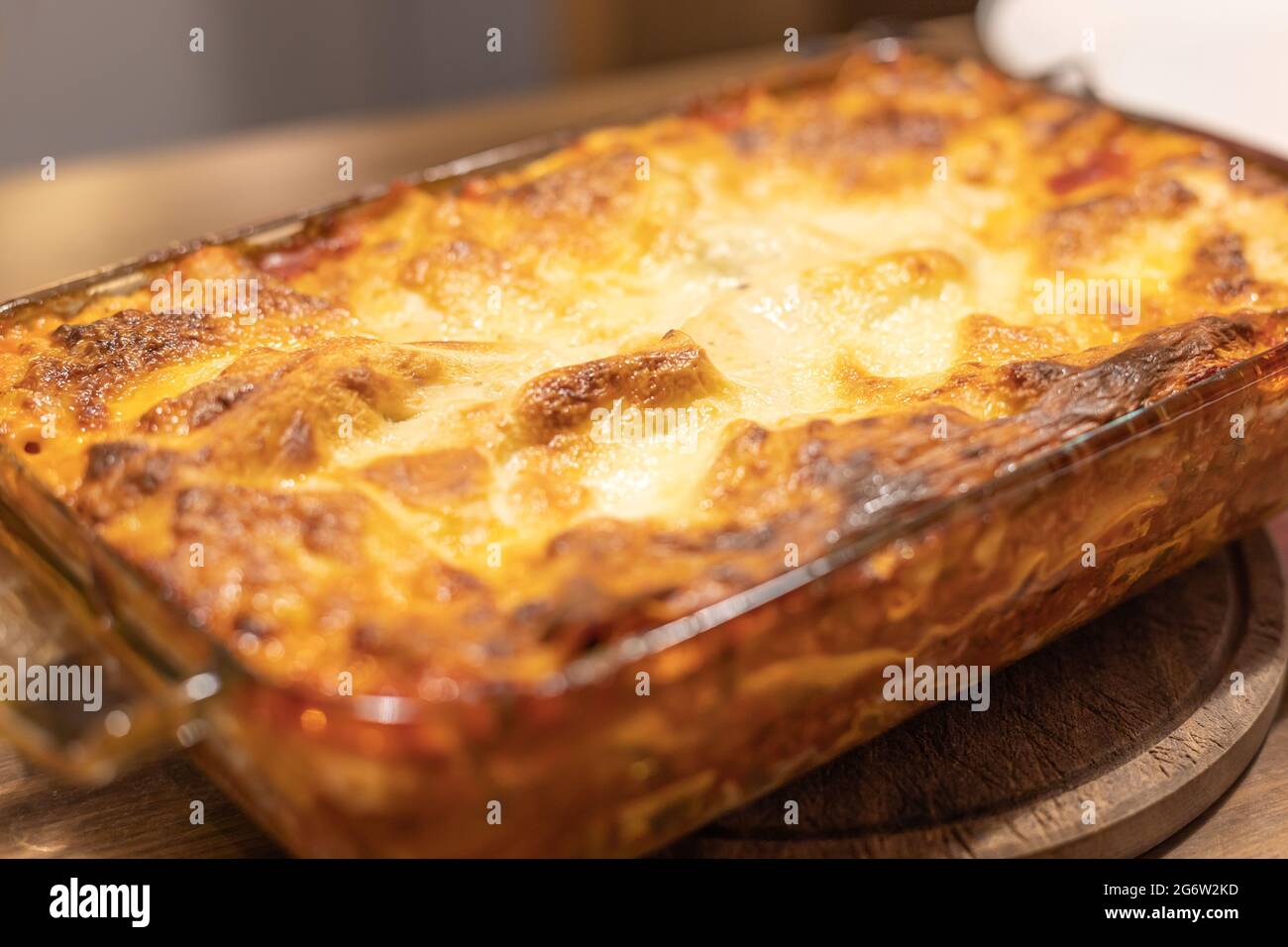 Knusprig gebackene Lasagne in einer Glasschale Stockfoto
