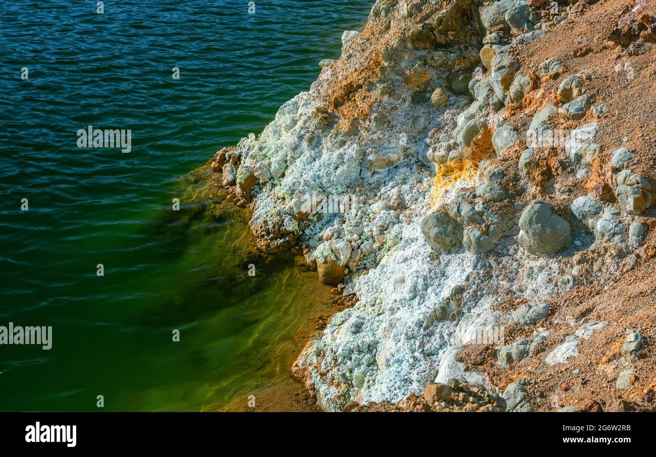 Abbau von Abraumhalden und giftigen Abfällen an einem Ufer einer verlassenen Kupfermine im Tagebau. Kristalle aus Eisensulfat und kontaminiertem Wasser aus der Nähe Stockfoto