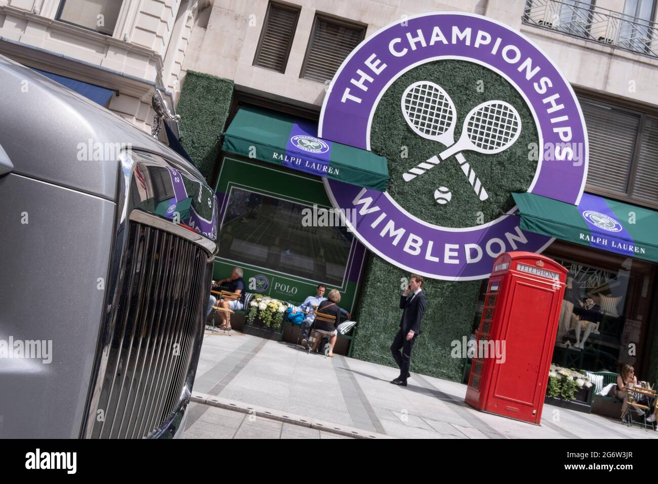 Das Logo für die Wimbledon-Tennismeisterschaft der Lawn Tennis Association (LTA) spiegelt sich im polierten Chrom eines Rolls-Royce-Außenhandelsunternehmens Ralph Lauren in der Bond Street am 8. Juli 2021 in London, England, wider. Stockfoto