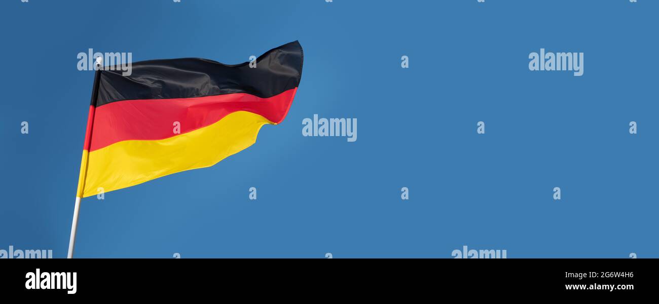 Flagge Deutschlands auf blauem Himmel Hintergrund. Leerer Kopierbereich. Stockfoto