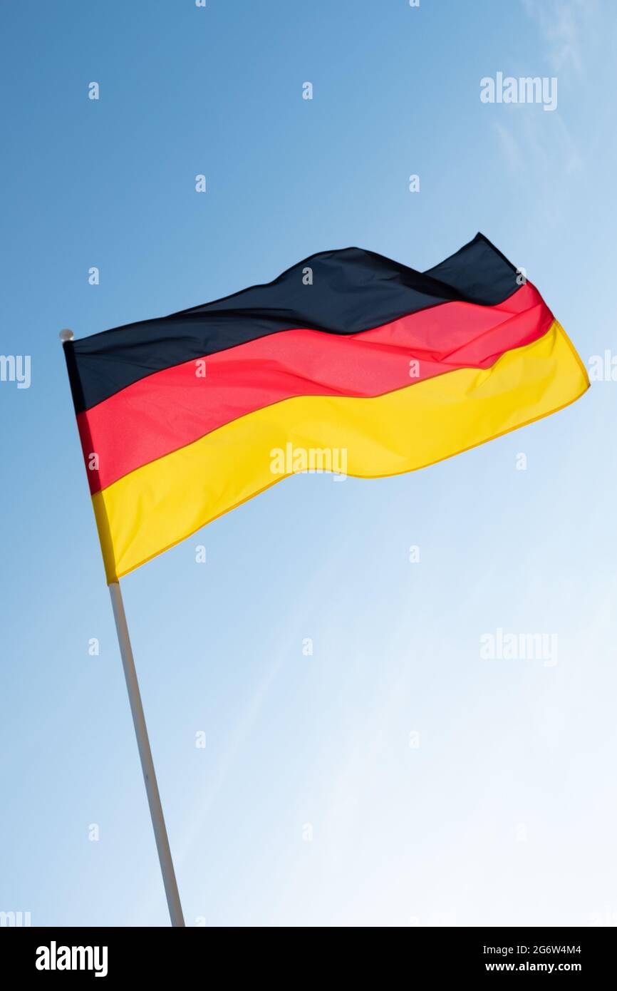 Flagge Deutschlands auf blauem Himmel Hintergrund. Stockfoto
