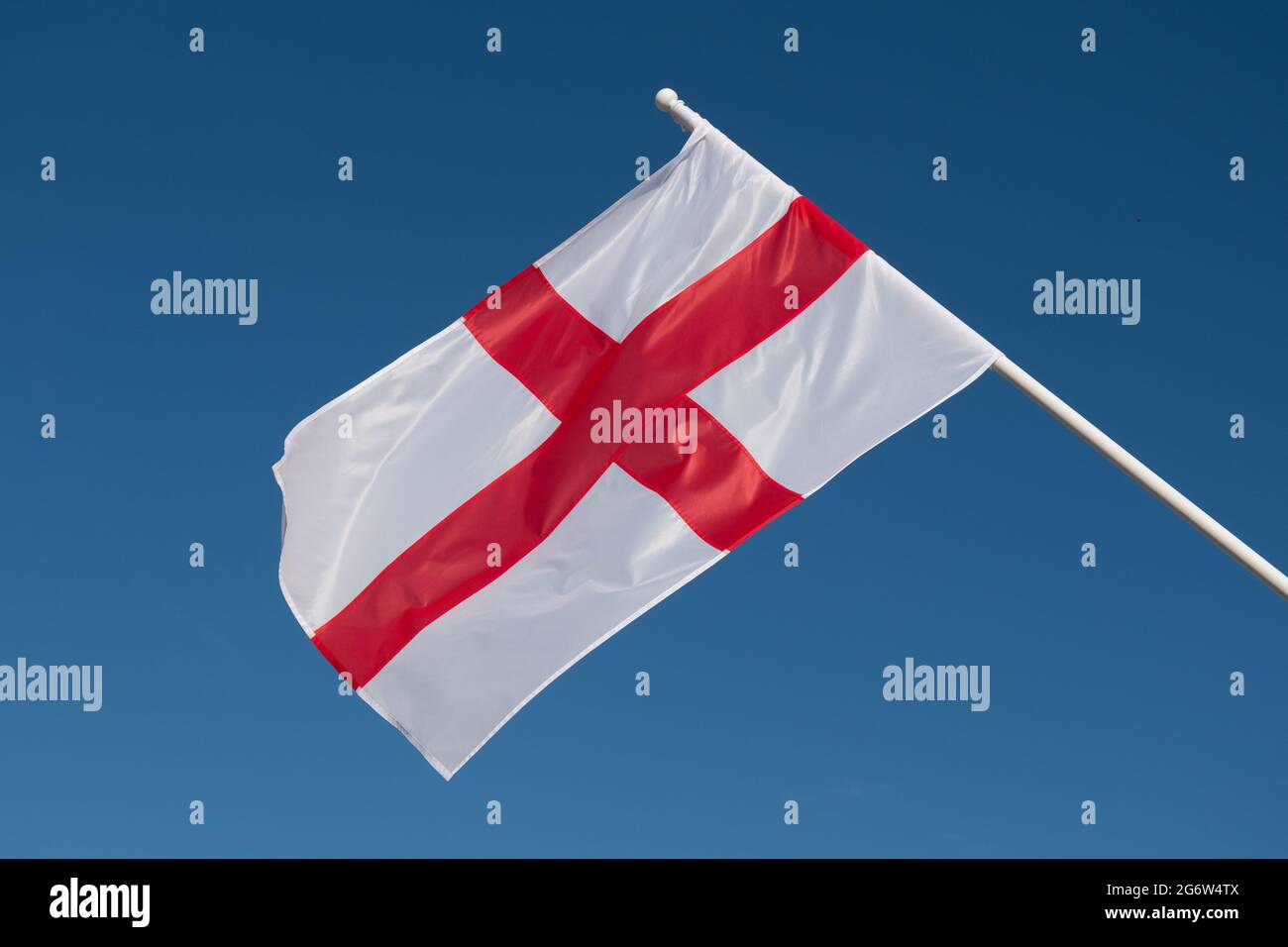 Flagge Englands auf blauem Himmel Hintergrund. Flagge Englands auf blauem Himmel Hintergrund Stockfoto
