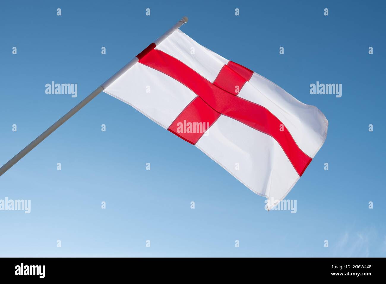 Flagge Englands auf blauem Himmel Hintergrund. Flagge Englands auf blauem Himmel Hintergrund Stockfoto