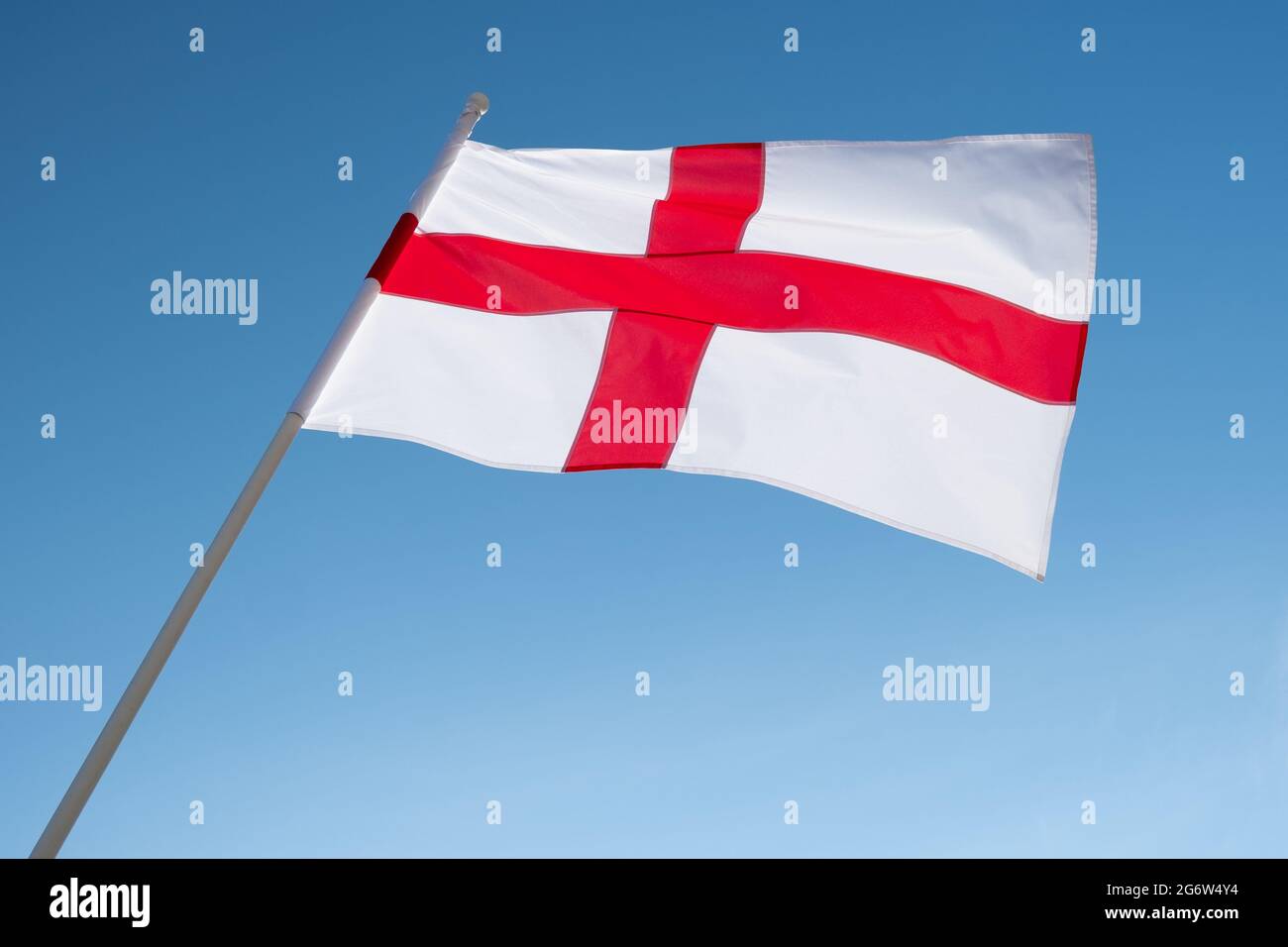 Flagge Englands auf blauem Himmel Hintergrund. Flagge Englands auf blauem Himmel Hintergrund Stockfoto