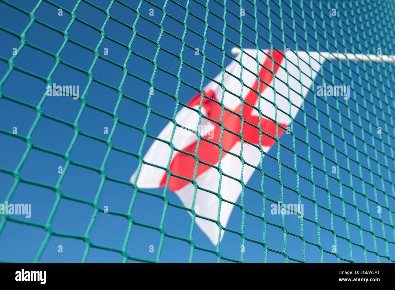 Schutz Englands. Englisches Fußballthema. England durch Zaun getrennt. Stockfoto