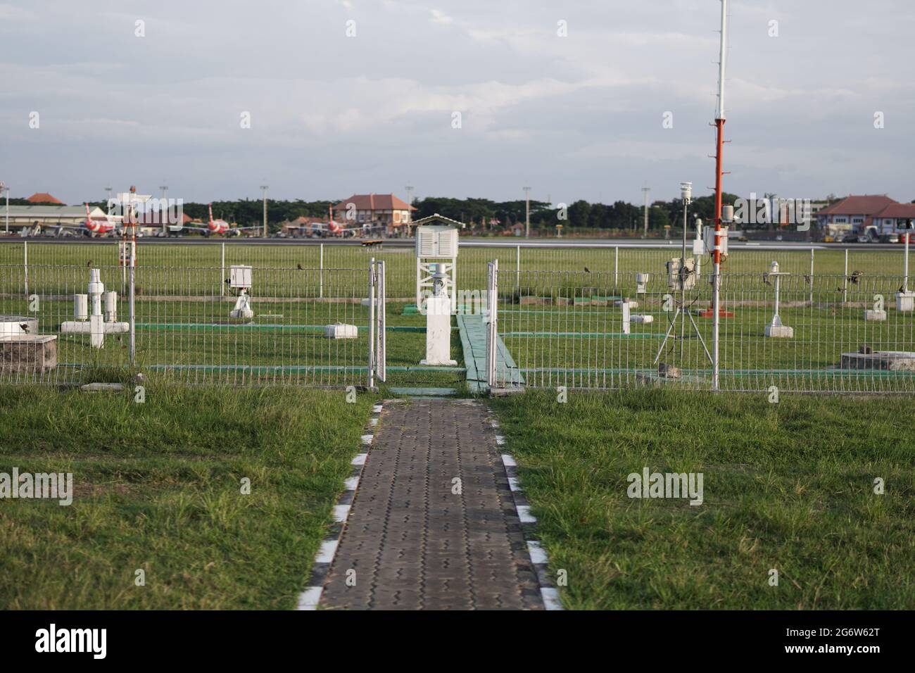 Meteorologische Geräte und Sensoren in einem großen und geräumigen meteorologischen Instrumentenpark platziert. Diese Ausrüstung wird verwendet, um meteorologische und zu erhalten Stockfoto