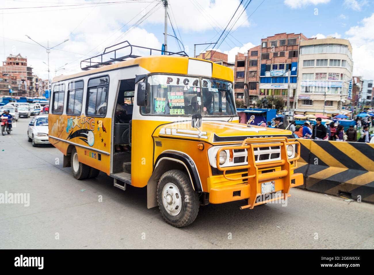 EL ALTO, BOLIVIEN - 23. APRIL 2015: Verkehr auf einer Hauptstraße in El Alto, Bolivien Stockfoto