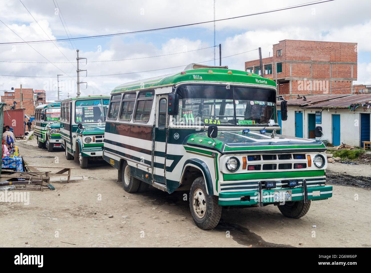 EL ALTO, BOLIVIEN - 23. APRIL 2015: Busse eines öffentlichen Nahverkehrs in El Alto, Bolivien Stockfoto