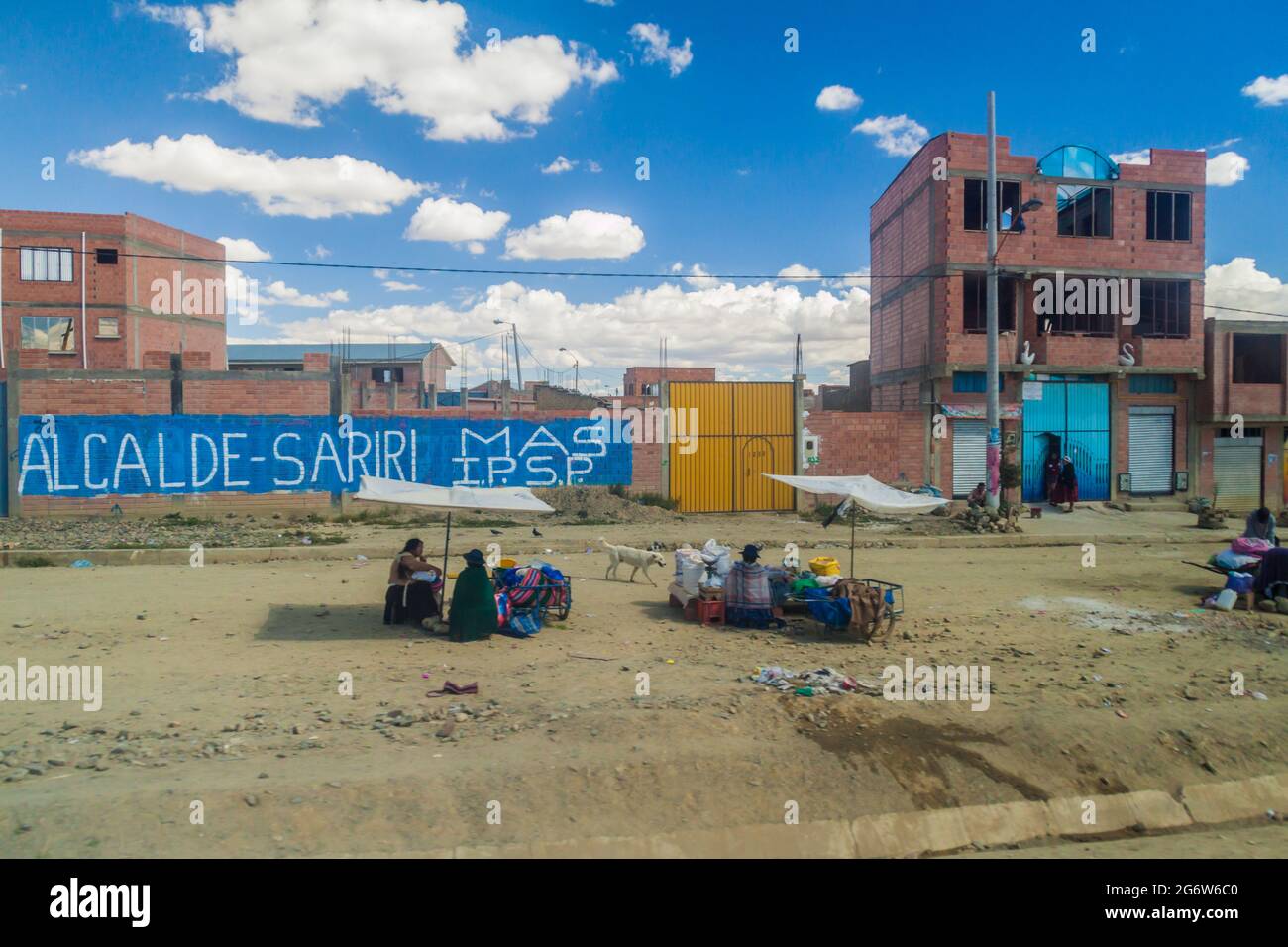 EL ALTO, BOLIVIEN - 11. MAI 2015: Straßenmarkt in El Alto, Bolivien. Stockfoto