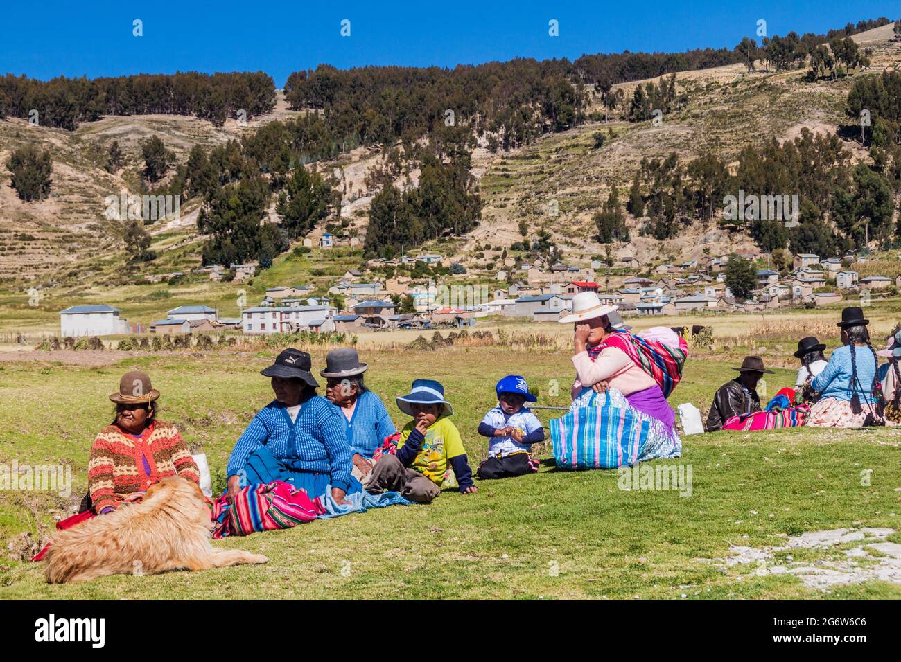ISLA DEL SOL, BOLIVIEN - 12. MAI 2015: Einheimische einheimische Frauen im Dorf Challa auf der Isla del Sol (Sonneninsel) am Titicaca-See, Bolivien Stockfoto
