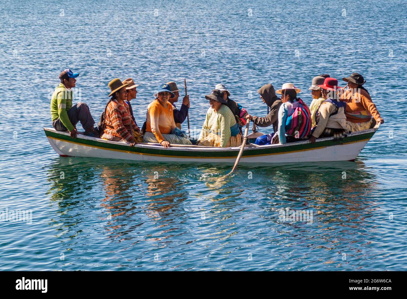 ISLA DEL SOL, BOLIVIEN - 12. MAI 2015: Einheimische Einheimische auf einem Boot auf der Isla del Sol (Insel der Sonne) im Titicaca-See, Bolivien Stockfoto