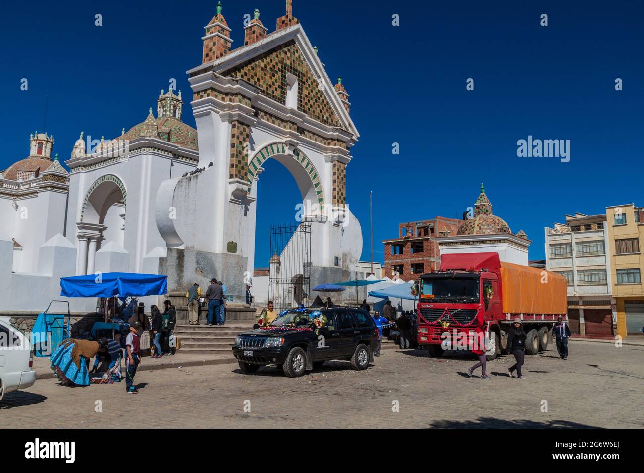 COPABA, BOLIVIEN - 13. MAI 2015: Segnung von Automobilen vor der Kathedrale von Copaba, Bolivien Stockfoto