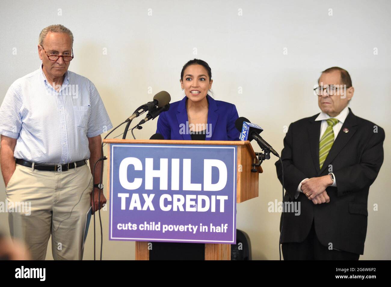 New York, NY, USA. Juli 2021. Mehrheitsführer Senator Charles Schumer, Vertreterin Alexandria Ocasio Cortez, Vertreter Jerry Nadler auf der Pressekonferenz der New Yorker Mitglieder des US-Kongresses halten eine Pressekonferenz über Kindersteuerkredite (CTC), Ted Weiss Federal Building, New York, NY, 8. Juli 2021. Kredit: Kristin Callahan/Everett Collection/Alamy Live Nachrichten Stockfoto