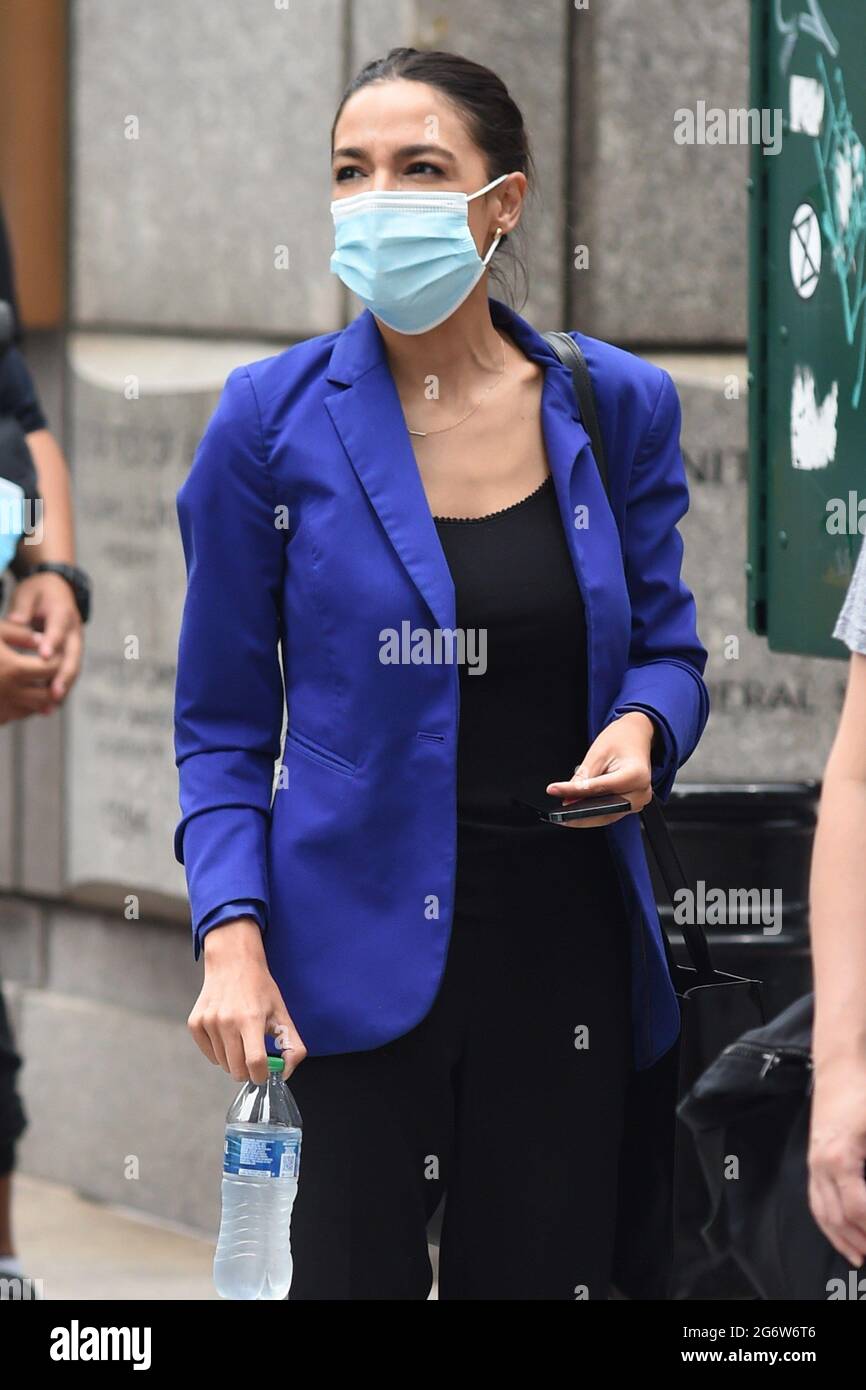 New York, NY, USA. Juli 2021. Vertreterin Alexandria Ocasio Cortez bei der Pressekonferenz für New Yorker Mitglieder des US-Kongresses halten Pressekonferenz über Kindersteuerkredite (CTC), Ted Weiss Federal Building, New York, NY, 8. Juli 2021. Kredit: Kristin Callahan/Everett Collection/Alamy Live Nachrichten Stockfoto