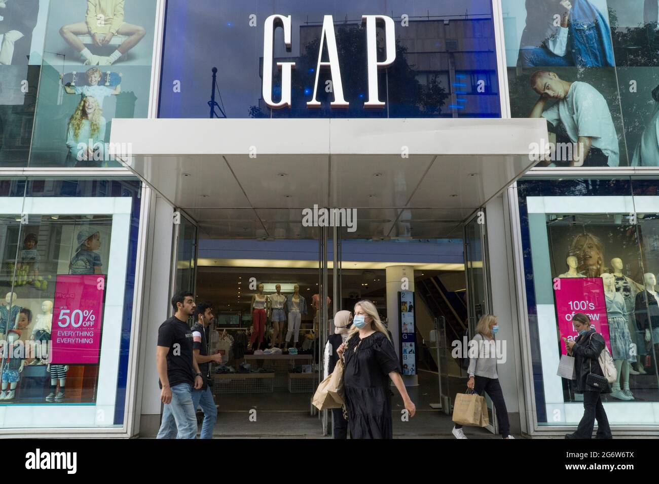 London, Großbritannien, 8. Juli 2021: In dieser Filiale von Gap in der Londoner Oxford Street werden Kleidung zu hohen Rabatten verkauft. Alle 81 britischen und irischen Filialen der Modekette mit Sitz in San Francisco werden Ende August oder September geschlossen, aber eine Online-Präsenz wird beibehalten. Schätzungen zufolge gehen über 1000 Arbeitsplätze verloren. Anna Watson/Alamy Live News Stockfoto