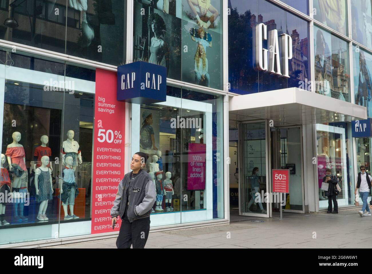 London, Großbritannien, 8. Juli 2021: In dieser Filiale von Gap in der Londoner Oxford Street werden Kleidung zu hohen Rabatten verkauft. Alle 81 britischen und irischen Filialen der Modekette mit Sitz in San Francisco werden Ende August oder September geschlossen, aber eine Online-Präsenz wird beibehalten. Schätzungen zufolge gehen über 1000 Arbeitsplätze verloren. Anna Watson/Alamy Live News Stockfoto