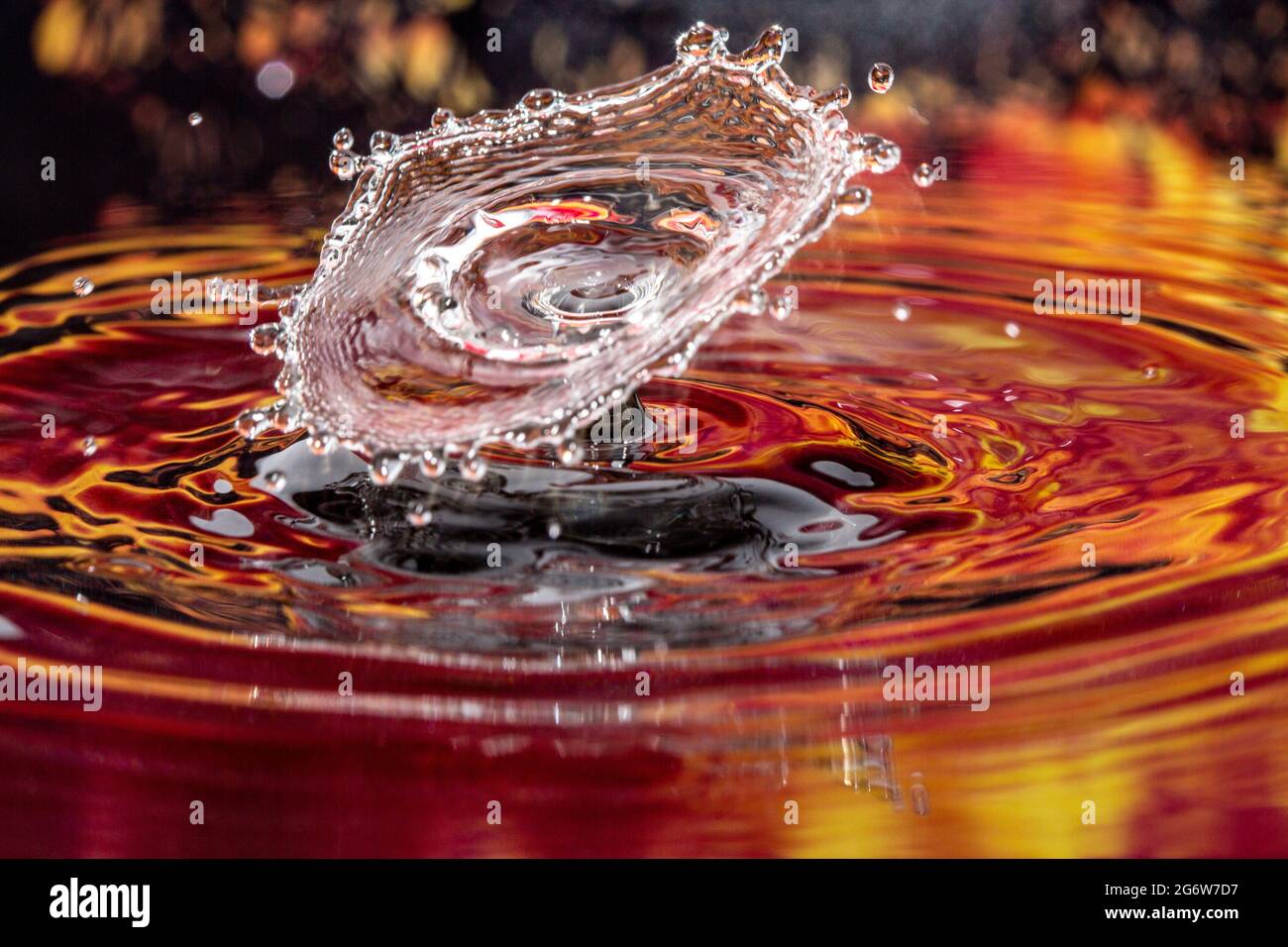 Farbspritzer eines Wassertropfens, der einen umgekehrten Kegel zeigt Stockfoto