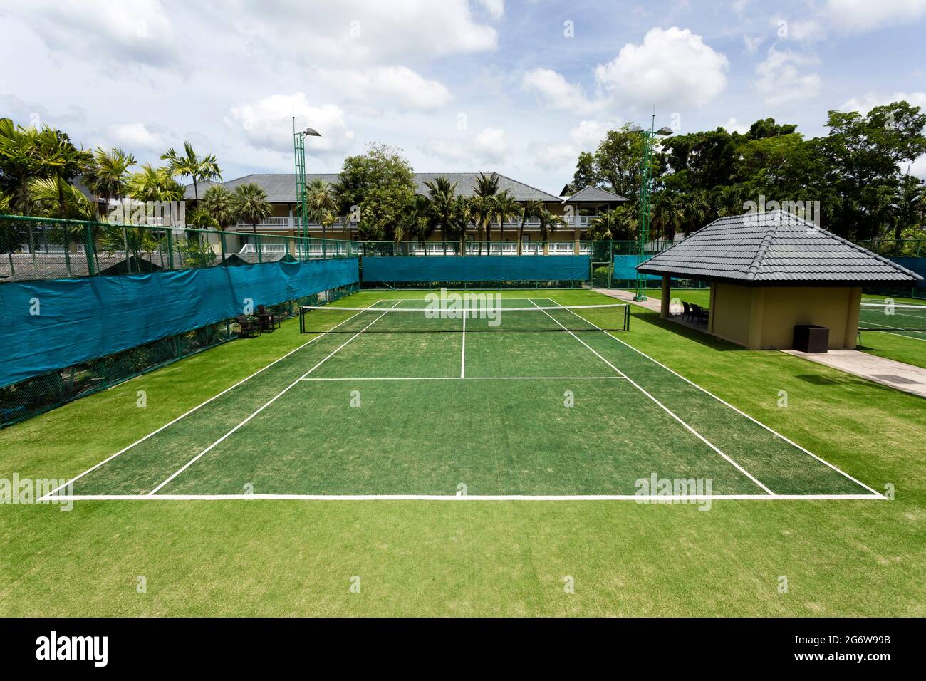 Grass-Tennisplatz im Angla Laguna Phuket Hotel in Phuket, Thailand. Stockfoto