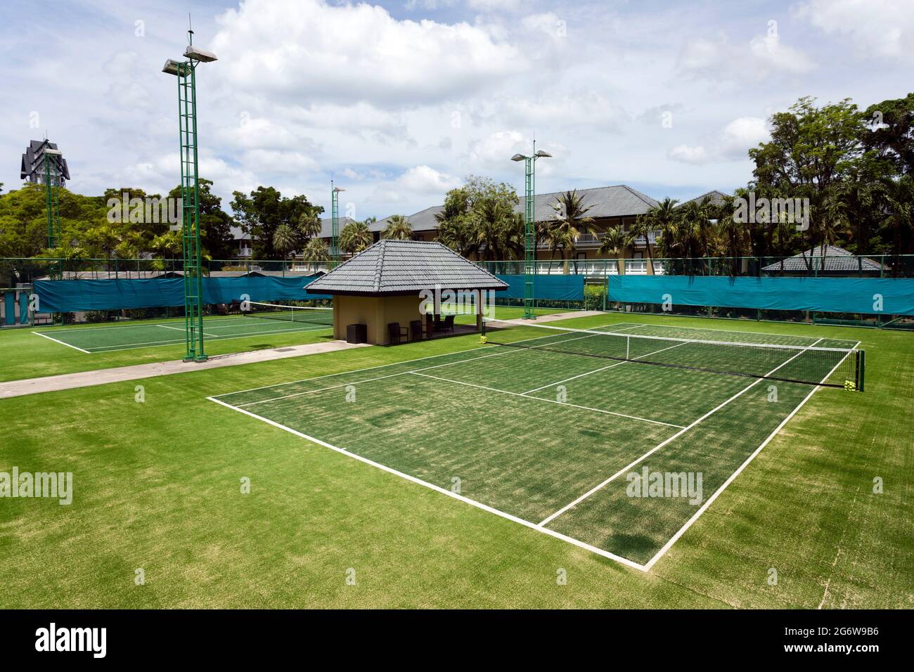 Grass-Tennisplatz im Angla Laguna Phuket Hotel in Phuket, Thailand. Stockfoto