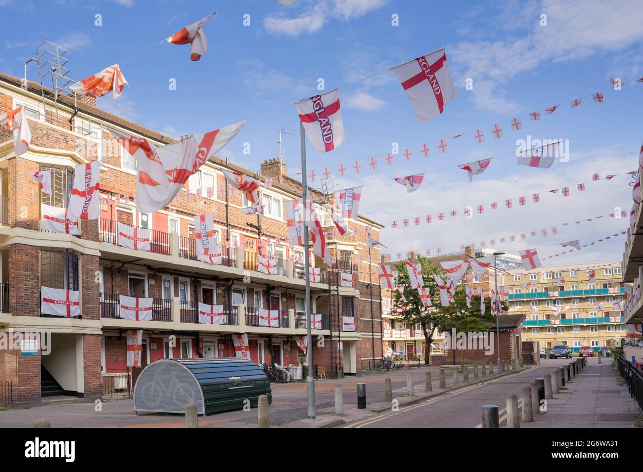 Hunderte von englischen Flaggen schmücken jeden Haushalt in Kirby Estate, London, FUSSBALL-EUROPAMEISTERSCHAFT 2020, England, Großbritannien Stockfoto