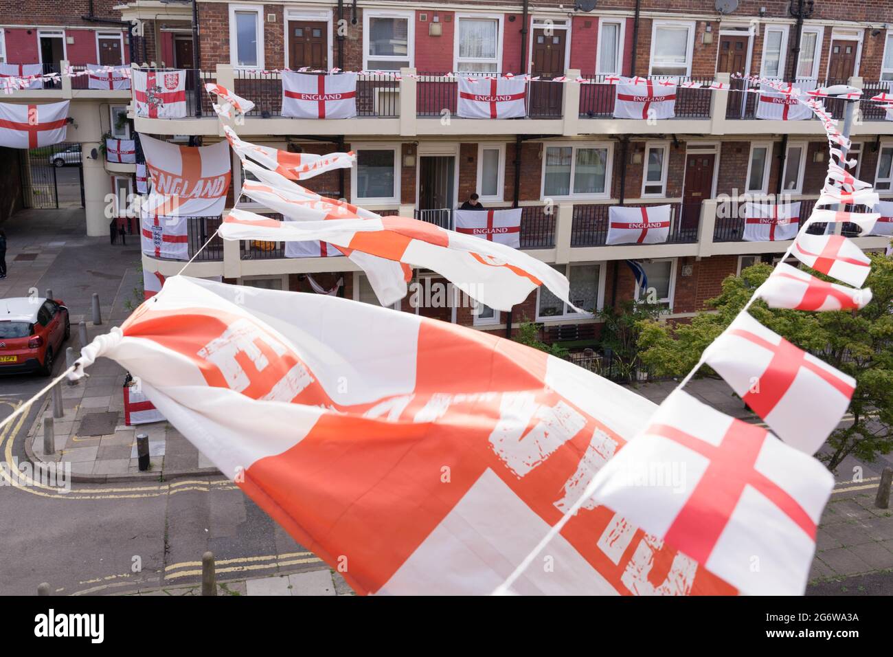 Hunderte von englischen Flaggen schmücken jeden Haushalt in Kirby Estate, London, FUSSBALL-EUROPAMEISTERSCHAFT 2020, England, Großbritannien Stockfoto