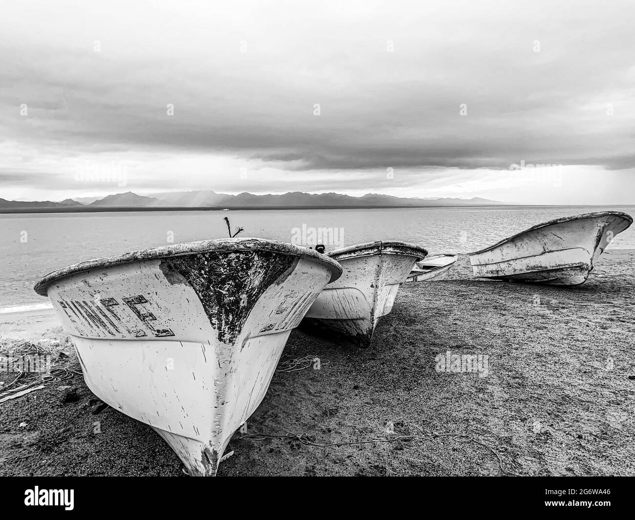 Fischerboote auf dem Sand des Strandes in einem bewölkten Durchm. Vor der Isla del Tiburon in der Gemeinde Punta Chueca. PanGas (Foto von Luis Gutierrez / Norte Photo) Botes de pesca sobre la Arena de la playa en un diam nublado frente Isla del Tiburon en la comunidad de Punta Chueca. PanGas (Foto von Luis Gutierrez / Norte Photo ) Stockfoto