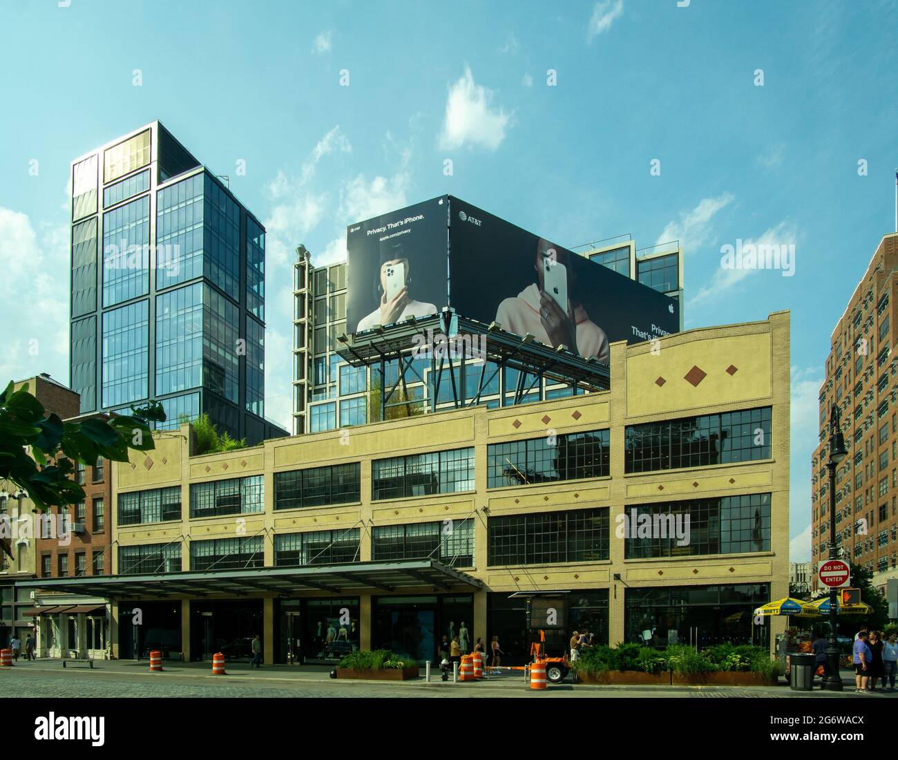 New York, NY - USA - 6. Juli 2021: Horizontale Ansicht der Apple West 14th Street. Das Hotel liegt im Meatpacking District. Stockfoto