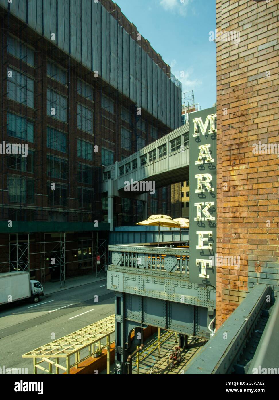 New York, NY - USA - 6. Juli 2021: Vertikale Ansicht des Schildes des Chelsea Market, von der legendären High Line aus gesehen, einem 1.45 Meilen langen erhöhten linearen Park, gree Stockfoto