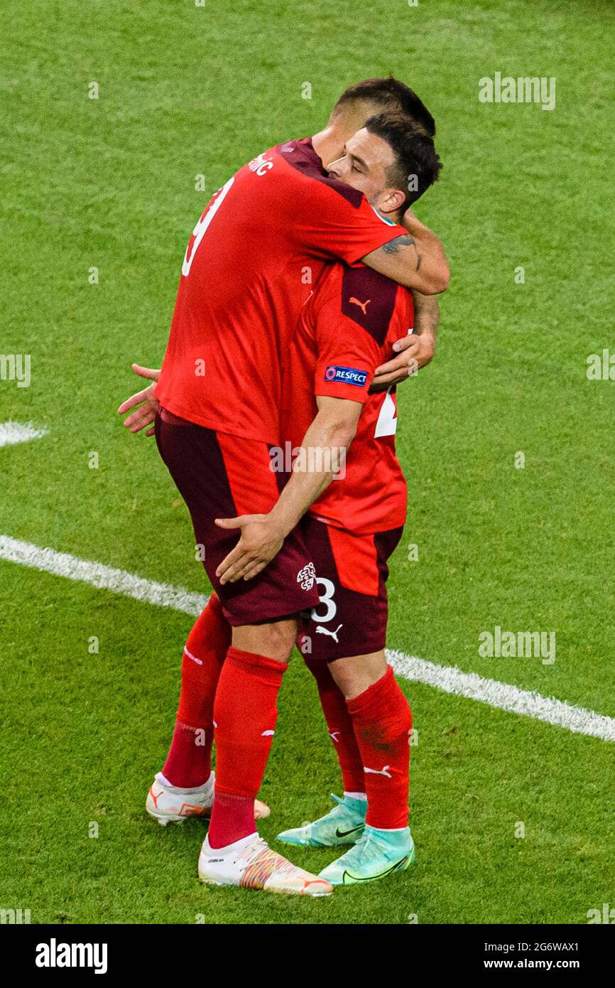 Baku, Aserbaidschan - 20. Juni: Xherdan Shaqiri aus der Schweiz (R) feiert sein Tor mit seinen Teamkollegen während der UEFA Euro 2020 Championship Gruppe A Stockfoto