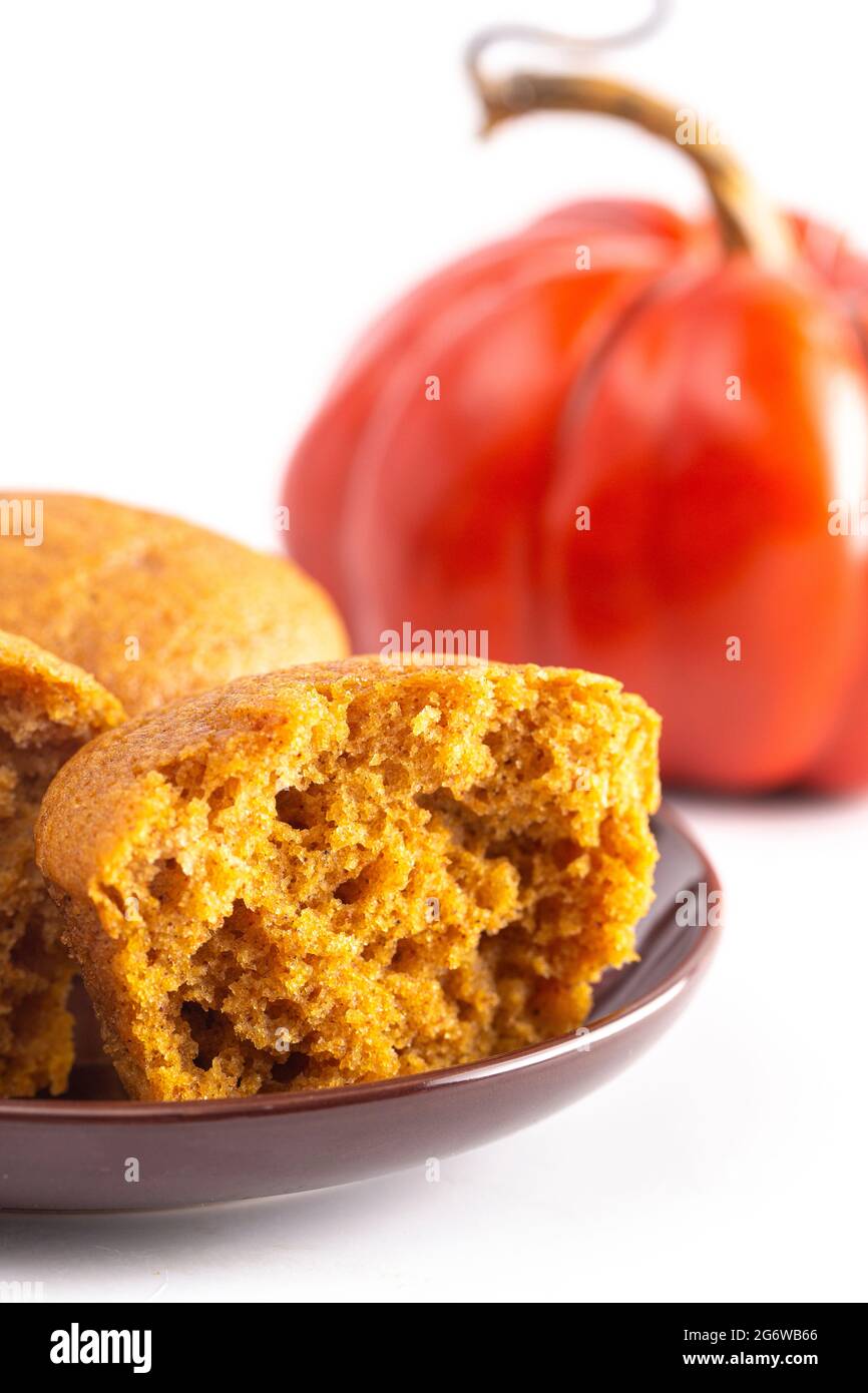Kürbis Gewürz Muffins isoliert auf einem weißen Hintergrund Stockfoto