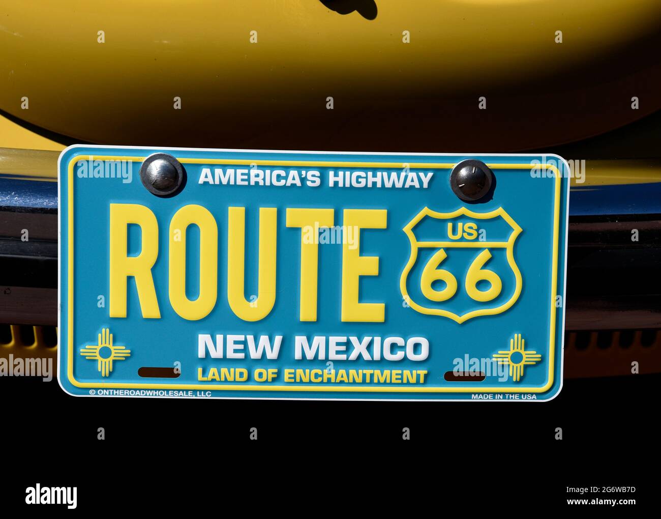 Ein dekoratives Nummernschild der Route 66 auf einem klassischen Volkswagen, das auf einer Automobilausstellung in Santa Fe, New Mexico, ausgestellt ist. Stockfoto