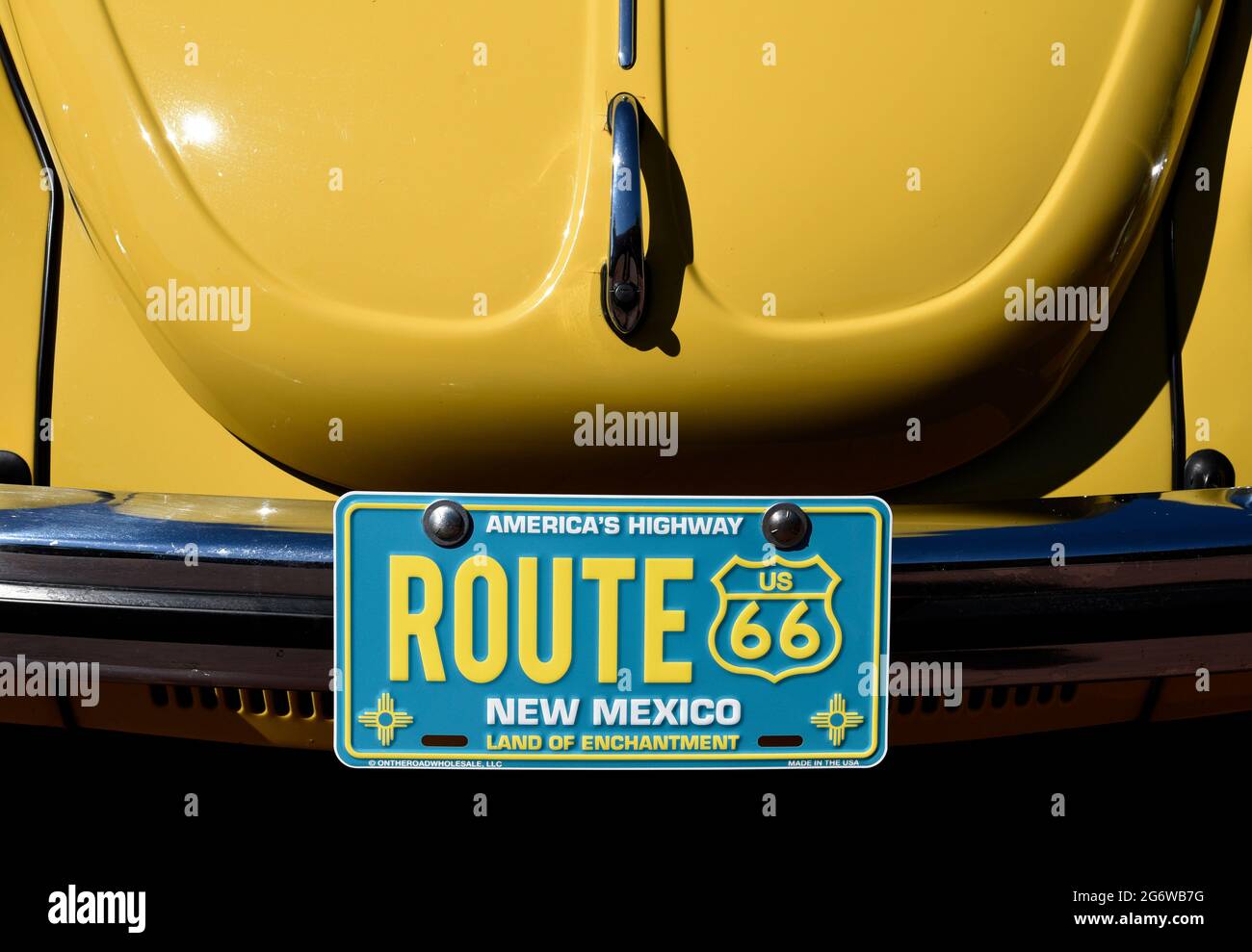 Ein dekoratives Nummernschild der Route 66 auf einem klassischen Volkswagen, das auf einer Automobilausstellung in Santa Fe, New Mexico, ausgestellt ist. Stockfoto
