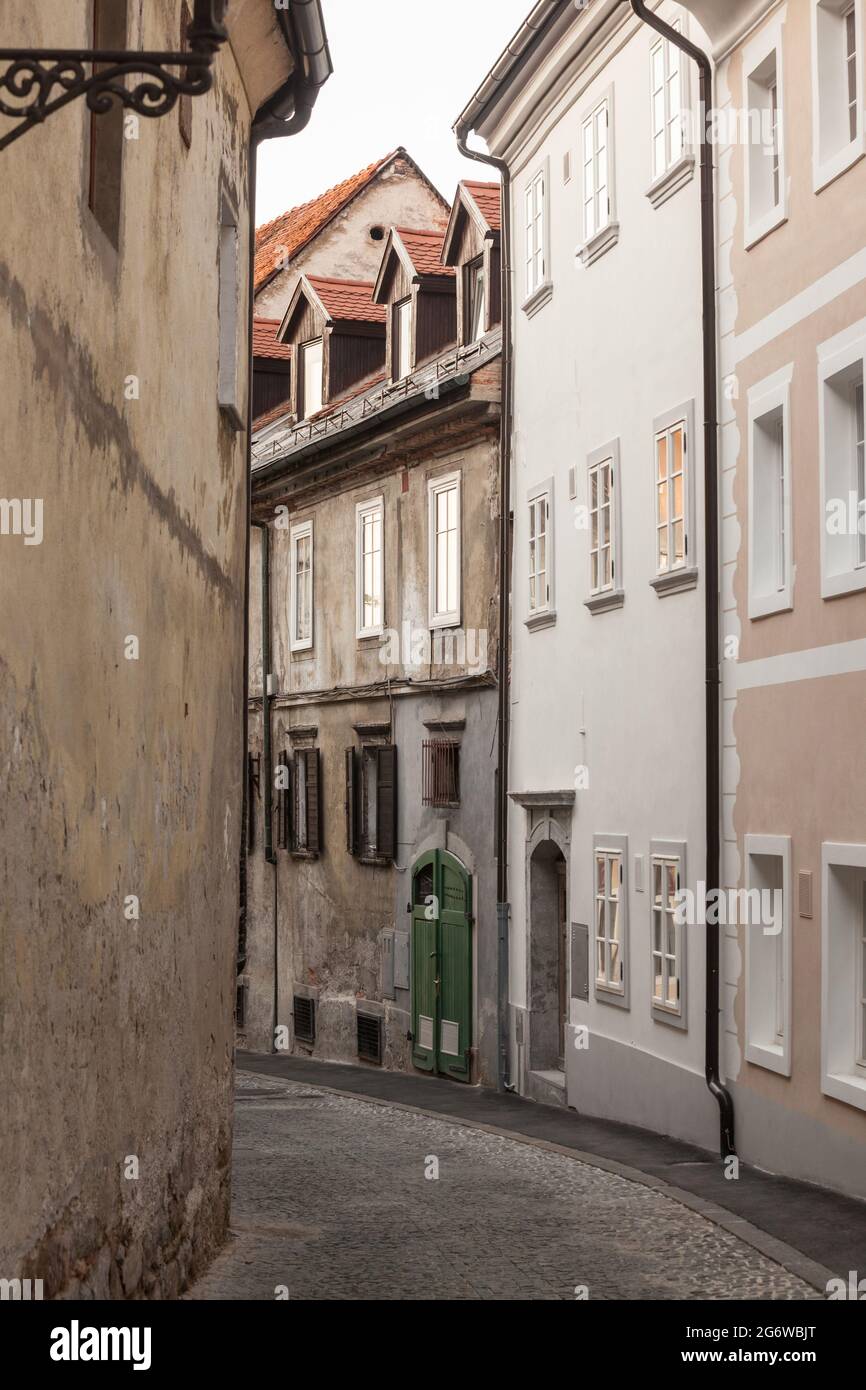 Bild einer typischen Straße aus dem Stadtzentrum von Ljubljana, Slowenien, bei der Catstle. Studentovska ulicastreet ist eine enge gepflasterte Fußgängerzone Stockfoto
