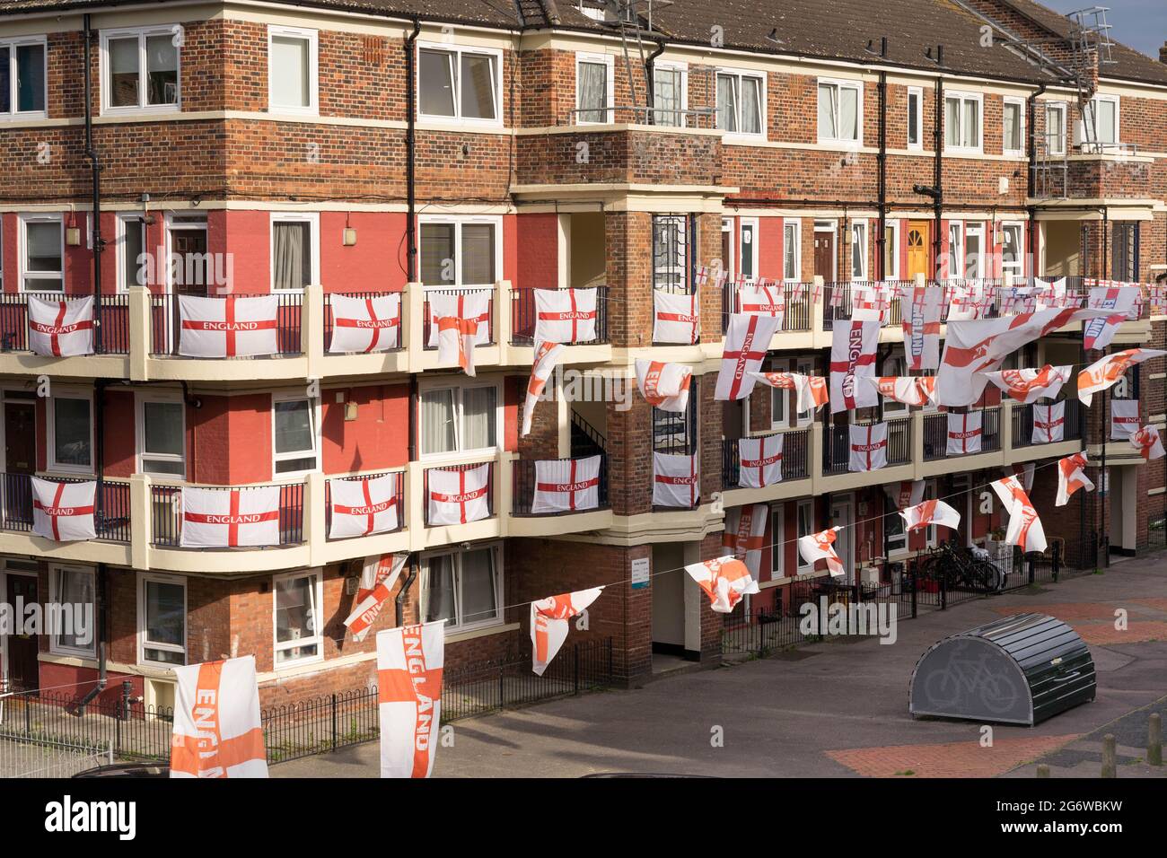 Hunderte von englischen Flaggen schmücken jeden Haushalt in Kirby Estate, London, FUSSBALL-EUROPAMEISTERSCHAFT 2020, England, Großbritannien Stockfoto