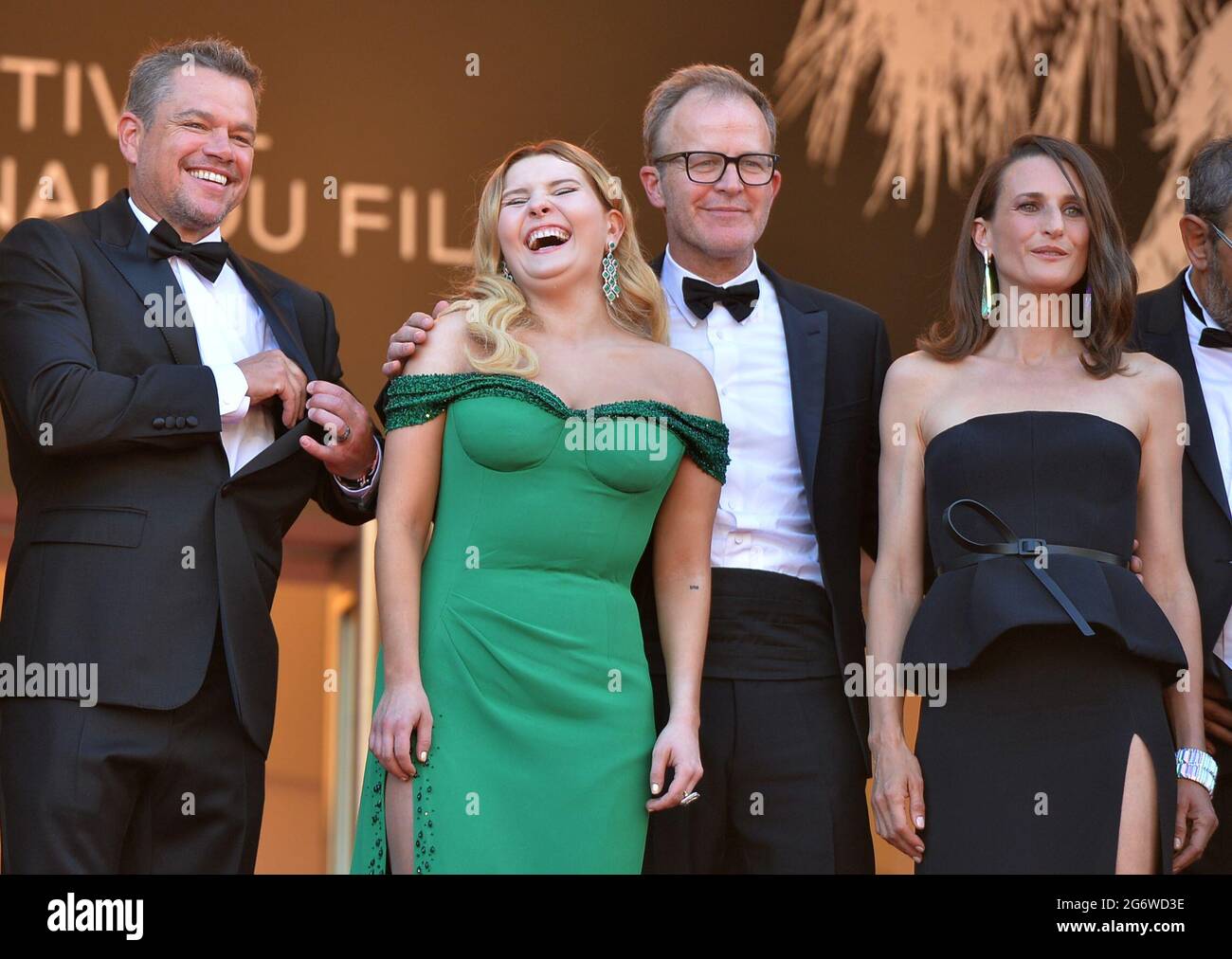 Cannes, Frankreich. Juli 2021. Matt Damon (l-r), Abigail Breslin, Regisseur Tom McCarthy und Camille Cottin besuchen die Vorführung des Films „Stillwater“ während der 74. Jährlichen Filmfestspiele von Cannes im Palais des Festivals. Quelle: Stefanie Rex/dpa-Zentralbild/dpa/Alamy Live News Stockfoto