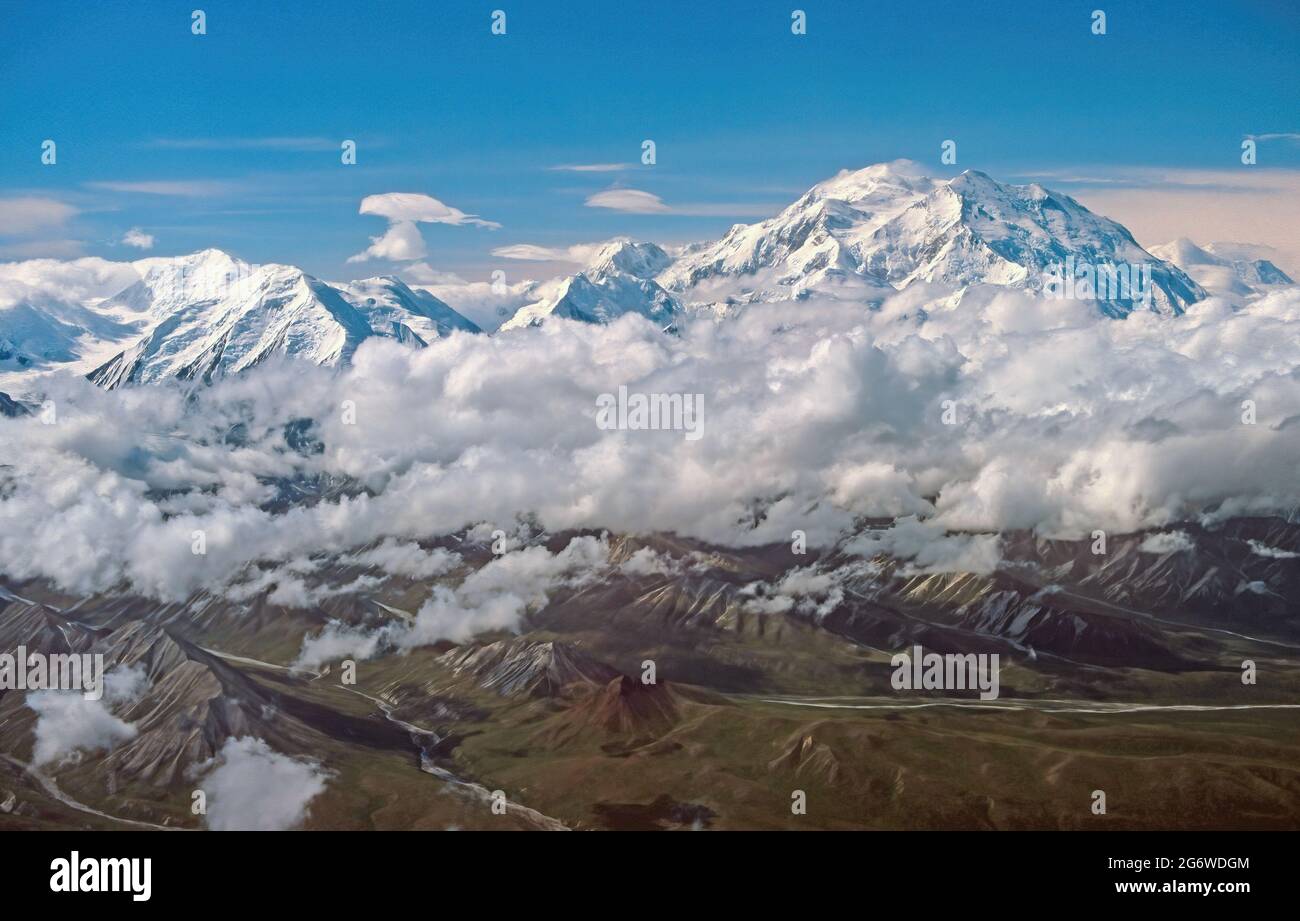 Luftaufnahme der dramatischen Gipfel, die sich aus den Wolken von Denali und der Alaska Range in Alaska abzeichnen Stockfoto